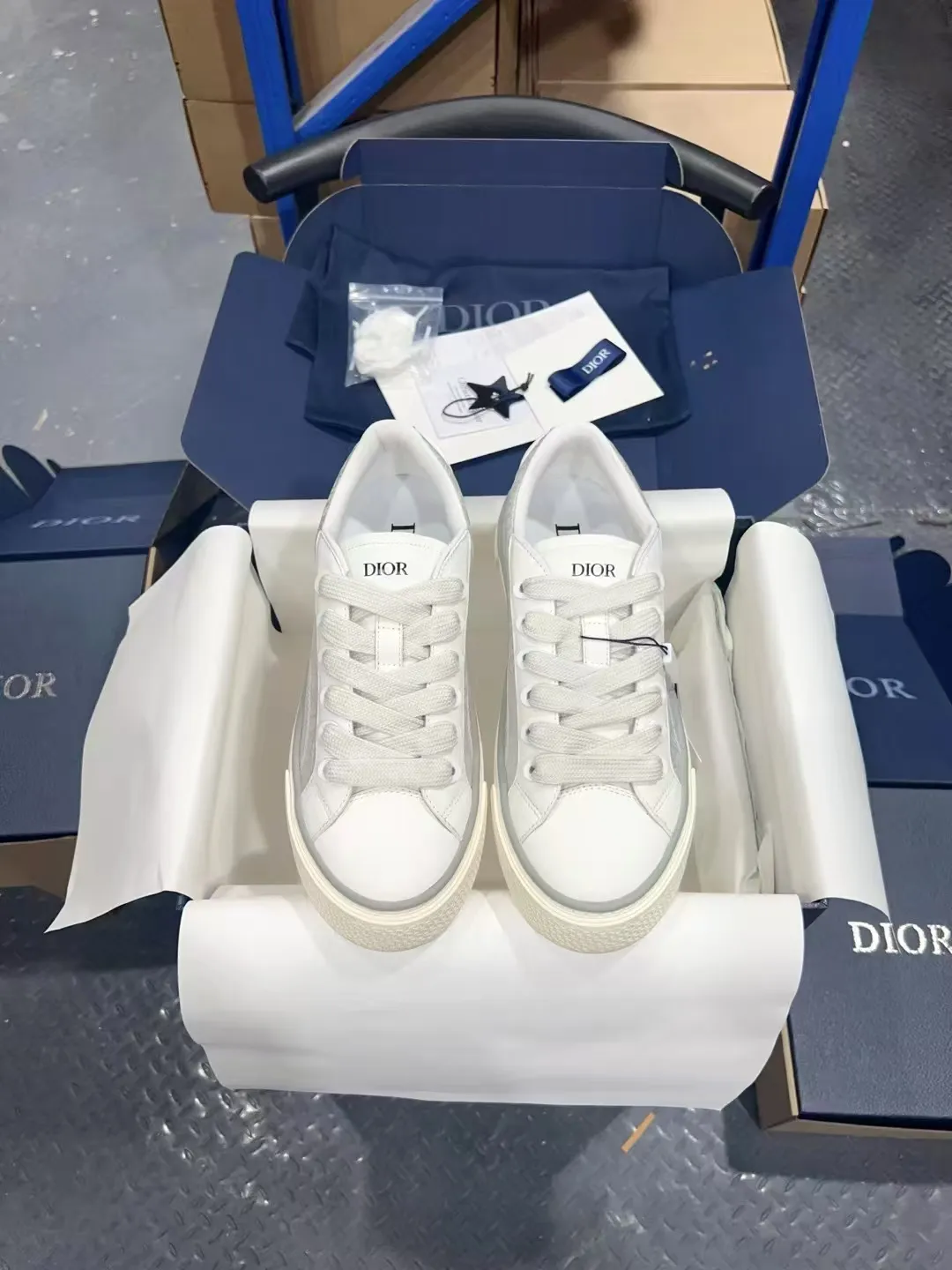 👟👟Ex-factory price 560👟👟 𝐃𝐢𝐨𝐫 𝐱 𝐒𝐭𝐨𝐧𝐞 𝐈𝐬𝐥𝐚𝐧𝐝 𝐁𝟯𝟯 Dior co-branded Stone Island new casual sports shoes Skateboard shoes 111111111 This B33 sneaker comes from the DIOR AND STONE ISLAND limited series. It is a new interpretation of the classic tennis shoe. The fashionable silhouette highlights the heavy texture. The black-dyed cotton has a delicate wash and soft texture, and is finished with the classic Oblique print on the sides, paying homage to the exceptional craftsmanship of the exclusive collaboration. The tongue is embossed with the Dior signature, while cannage panels on the front, DIOR AND STONE ISLAND signature on the back and insole. The rubber outsole features the Dior Oblique pattern, while a contrasting Dior 30 Avenue Montaigne signature on the rear adds style. It can add a modern touch to various casual looks, and can also be matched with other DIOR AND STONE ISLAND items. Exquisite packaging at the delivery counter🛍📦 Customized cowhide material, sheepskin lining, original molded outsole Size: 35-45